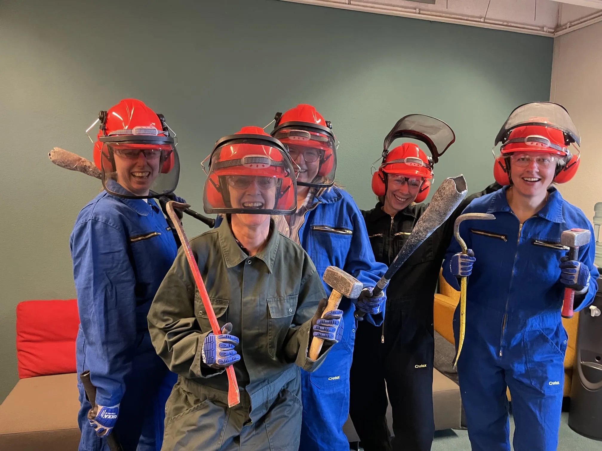 Groep gasten in Rage Room midden in sessie met neon-verlichting